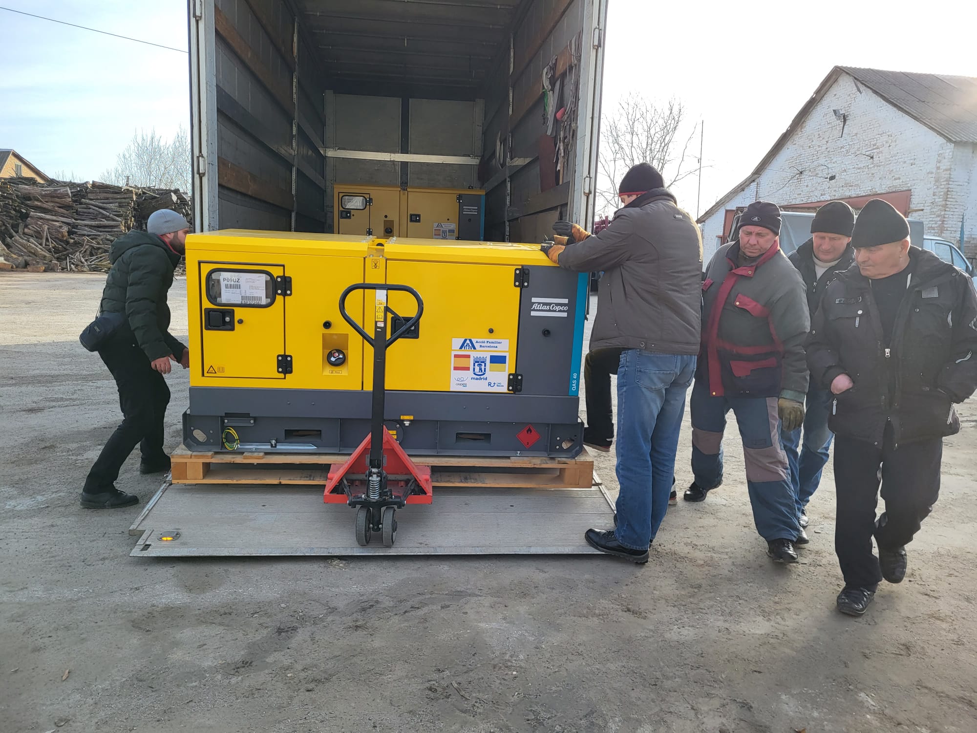 Entrega de generadores electricos a ucranianos